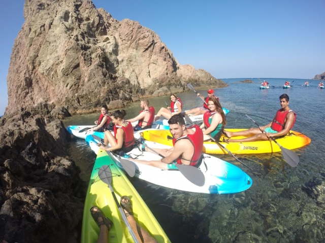 Detenidos con los kayaks entre las calas.jpg